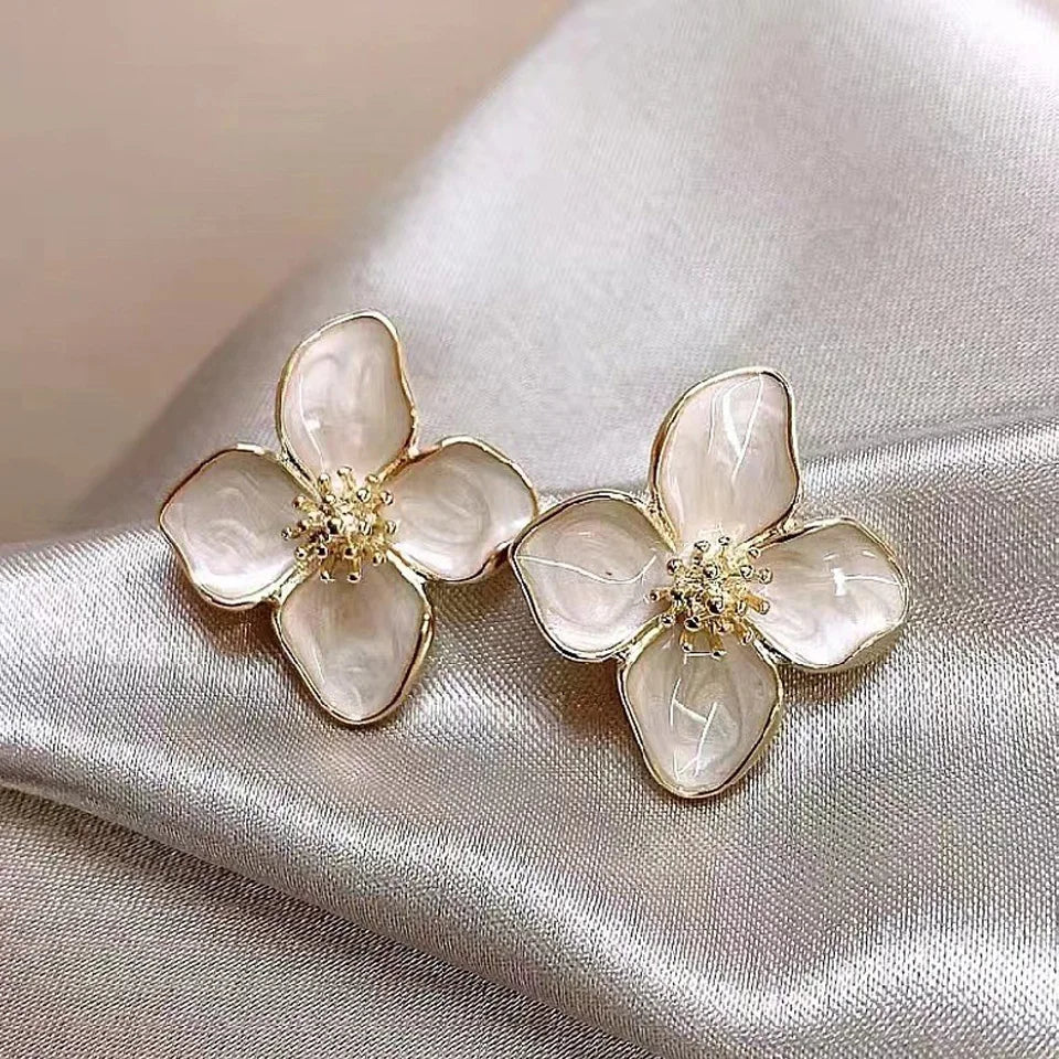 White Color Dripping Oil Flower Stud Earrings for Women Four-petal Gold Electroplating Ear Stud New Trendy Girls Vintage Jewelry